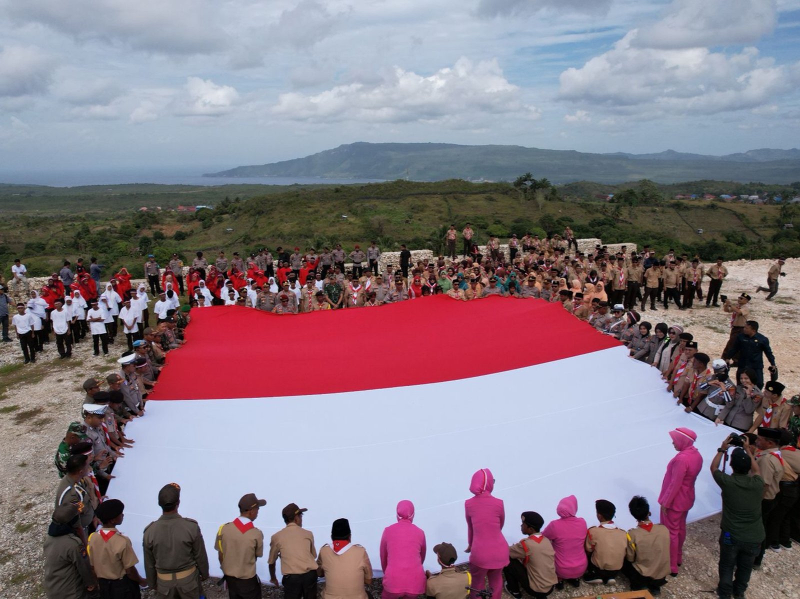 Semarak HUT ke-80 RI, Polres Buton dan Pemda Busel Bentangkan Merah Putih Raksasa di Bukit Lambau Semarak HUT ke-80 RI, Polres Buton dan Pemda Busel Bentangkan Merah Putih Raksasa di Bukit Lambau