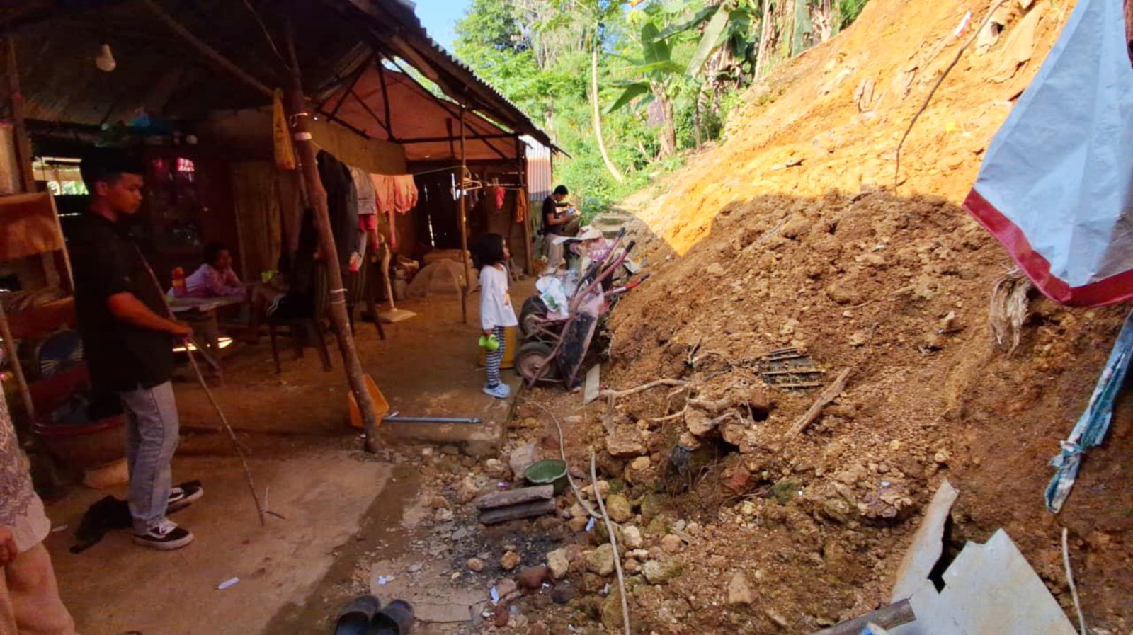 Sebulan Mengungsi, Korban Longsor di Kendari Harap Realisasi Bantuan dari Pemerintah Sebulan Mengungsi, Korban Longsor di Kendari Harap Realisasi Bantuan dari Pemerintah