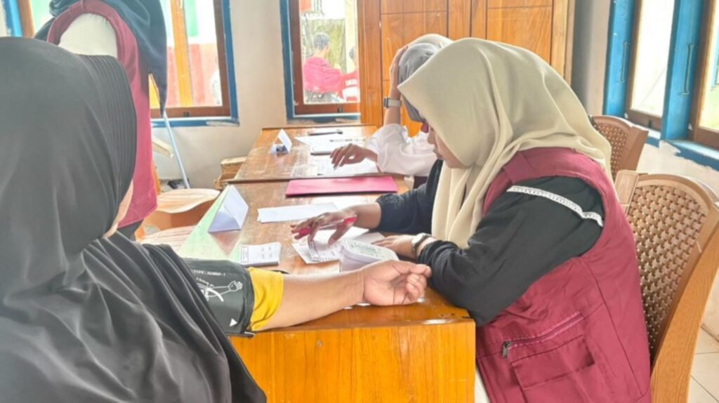 Pelaksanaan pemeriksaan kesehatan gratis di Desa Tombawatu, Kecamatan Kapoiala, Kabupaten Konawe yang diinisiasi mahasiswa KKN UHO Kendari.