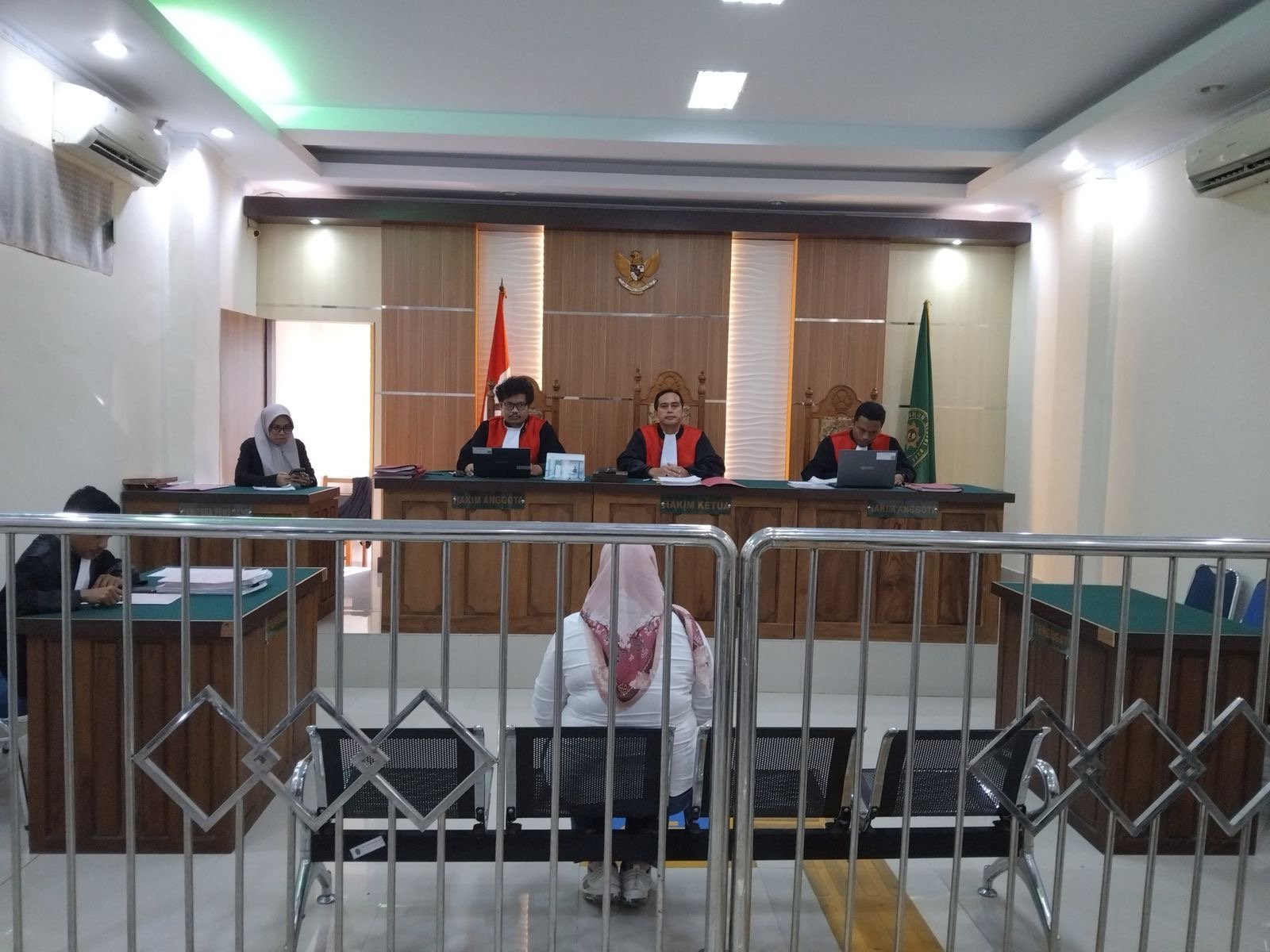 Wanita Pembakar Rumah di Lailangga, Mubar, Divonis 10 Bulan Penjara Wanita Pembakar Rumah di Lailangga, Mubar, Divonis 10 Bulan Penjara