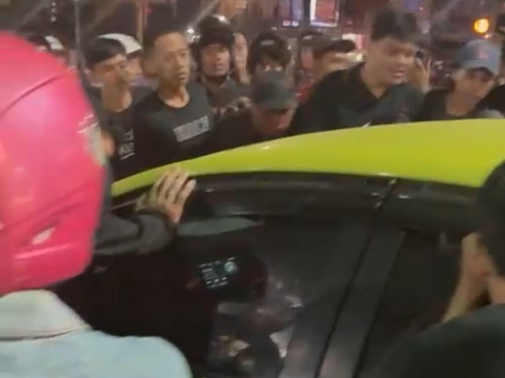 Seorang pria yang belum diketahui identitasnya nangkring di atas kap mobil Toyota Yaris bagian depan di kawasan Pedestrian Eks MTQ Kendari. Foto: Istimewa. (6/9/2025).