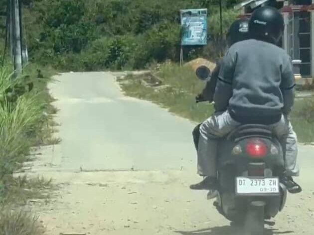 Dua maling yang beraksi di sebuah perumahan di Jalan Abdul Gani, Kelurahan Watulondo, Kecamatan Puuwatu, Kota Kendari.