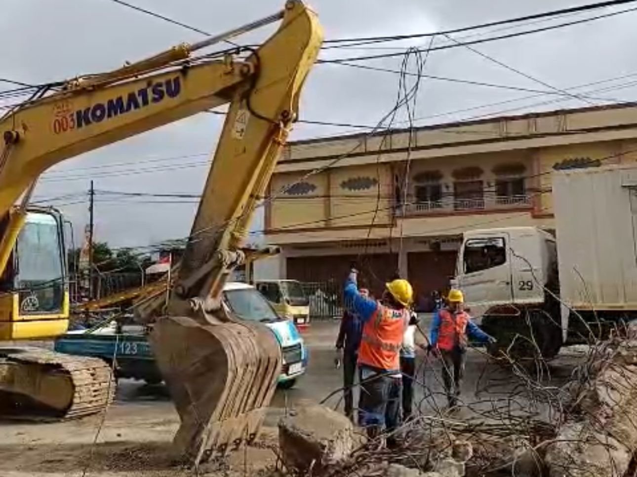 Pemulung Besi di Kendari Tewas Usai Diduga Tersengat Listrik di Lokasi Proyek Drainase Pemulung Besi di Kendari Tewas Usai Diduga Tersengat Listrik di Lokasi Proyek Drainase