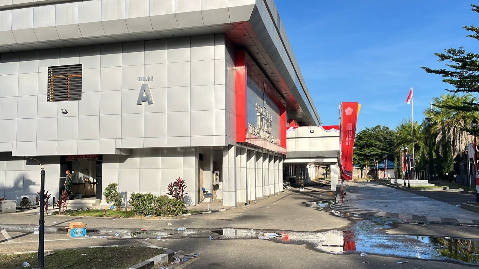 Massa Aksi Tarik Diri dari Kantor DPRD Sultra Usai Aspirasi Diterima Dewan, Suasana Kondusif Massa Aksi Tarik Diri dari Kantor DPRD Sultra Usai Aspirasi Diterima Dewan, Suasana Kondusif