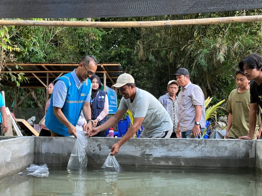 Pelepasan bibit lele bantuan dari PLTU Nii Tanasa untuk Kelompok Budidaya Ikan Air Tawar Sopura Farm di Desa Tolitoli, Kecamatan Lalonggasumeeto, Kabupaten Konawe.