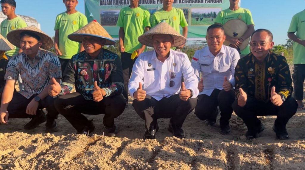 Penanaman bibit sayur di lahan pertanian Sarana Asimilasi dan Edukasi (SAE) Lembaga Pemasyarakatan Khusus Anak (LPKA) Kelas II Kendari.