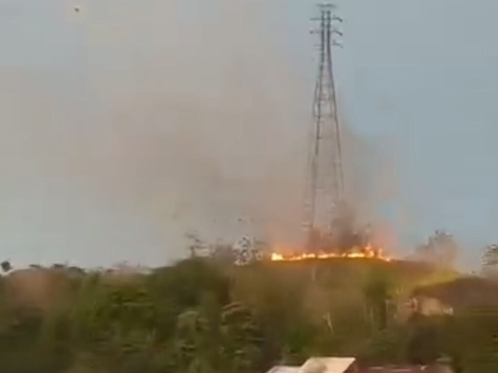 Kebakaran alang-alang di dekat pemancar di Kelurahan Bungkutoko, Kecamatan Nambo, Kota Kendari. Foto: Istimewa. (13/9/2025).