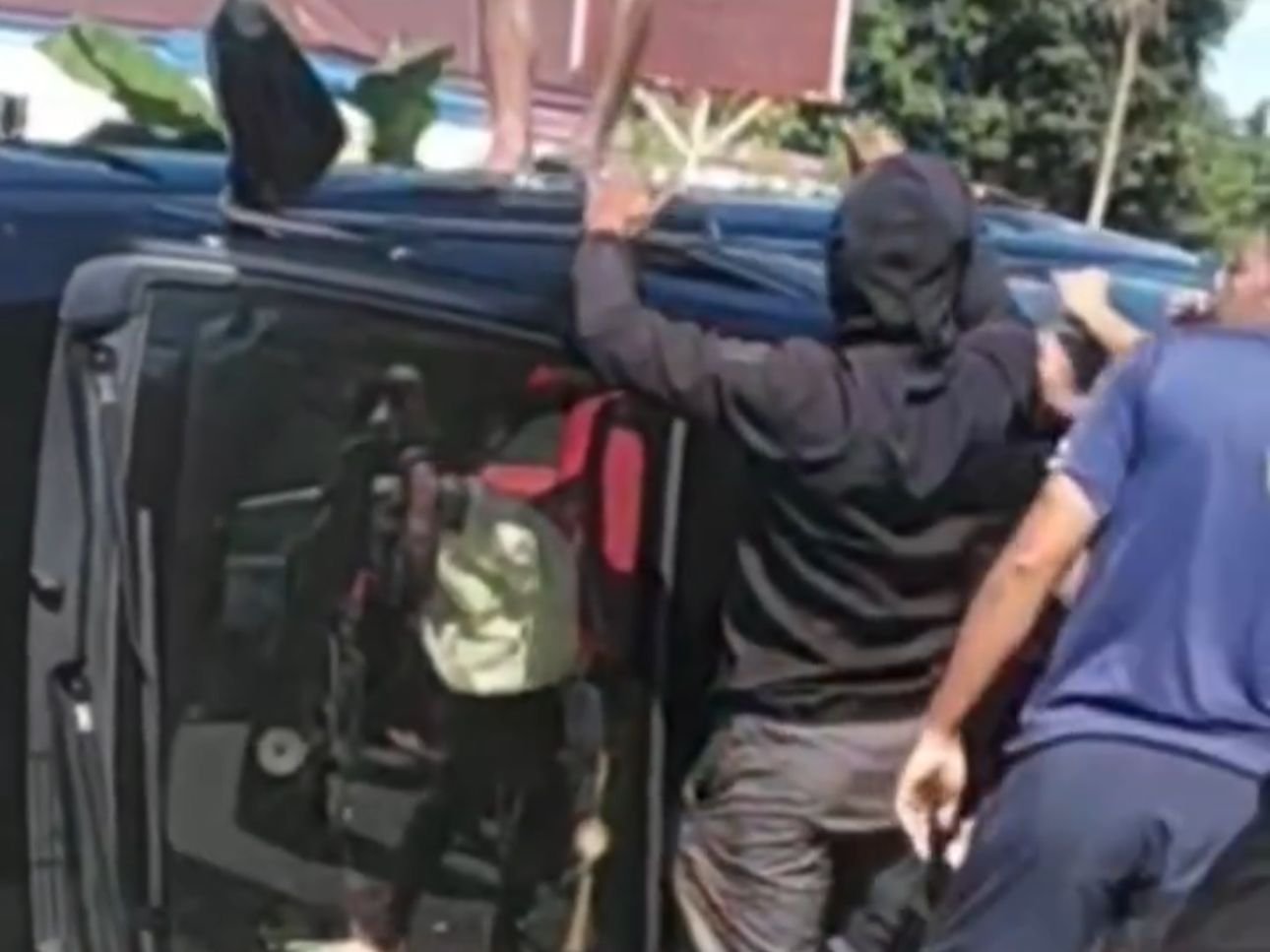 Mobil Kades Lelewawo Rusmiana Suruka Terbalik usai Diduga Ban Meletus di Kolut Mobil Kades Lelewawo Rusmiana Suruka Terbalik usai Diduga Ban Meletus di Kolut