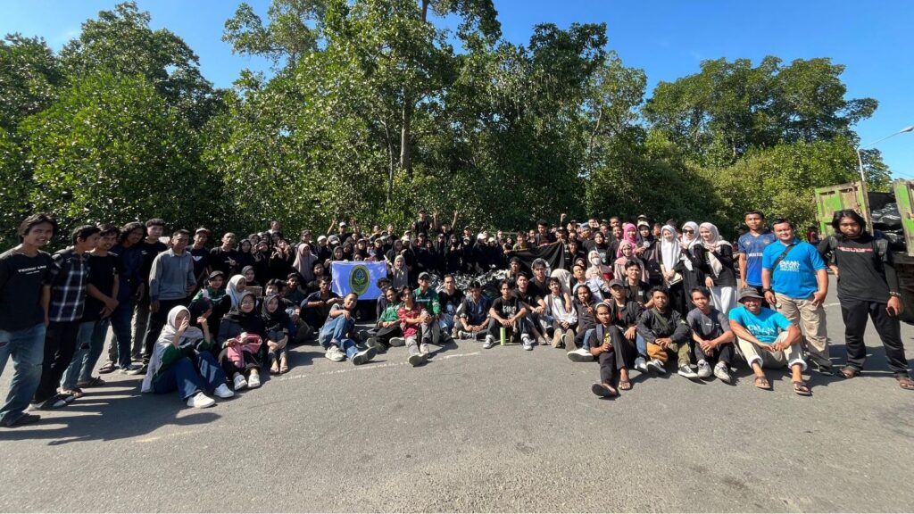 Peserta World Cleanup Day (WCD) 2025 setelah mengumpulkan sampah di kawasan Batbat (Batubatu), Jalan Masjid Al Alam, Kelurahan Anduonohu, Kecamatan Poasia, Kota Kendari. Foto: Istimewa. (21/9/2025).