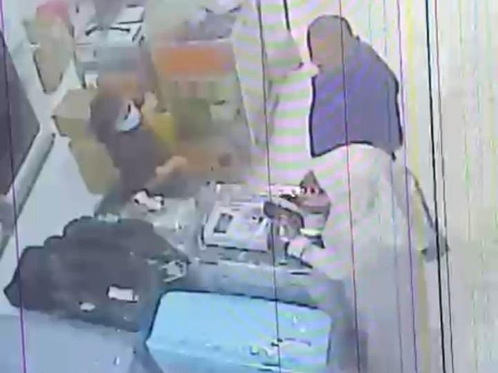 Perempuan di Kendari Terekam CCTV Curi Handphone Karyawati Toko Perempuan di Kendari Terekam CCTV Curi Handphone Karyawati Toko