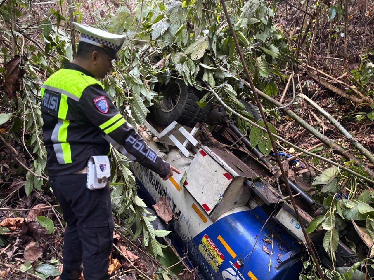 Truk Tangki di Kolut Gagal Menanjak Masuk Jurang, 1 Orang Dilaporkan Tewas Truk Tangki di Kolut Gagal Menanjak Masuk Jurang, 1 Orang Dilaporkan Tewas