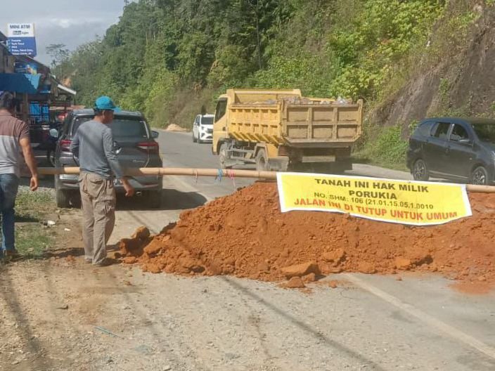 Warga Blokade Jalan Poros Pohara – Laosu Konawe, Kendaraan Sempat Antre Panjang Warga Blokade Jalan Poros Pohara – Laosu Konawe, Kendaraan Sempat Antre Panjang