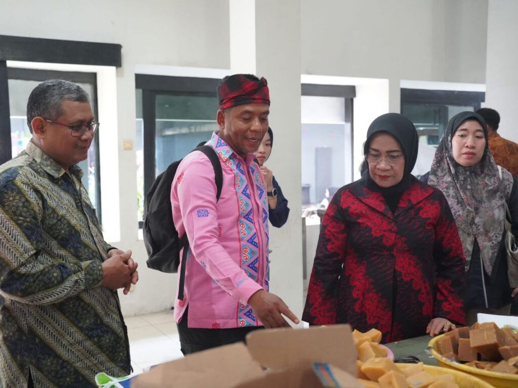 Plt. Ketua Dekranasda Koltim, Hijrahwati Yosep Sahaka, saat mengunjungi BBKB Kementerian Perindustrian di Yogyakarta.