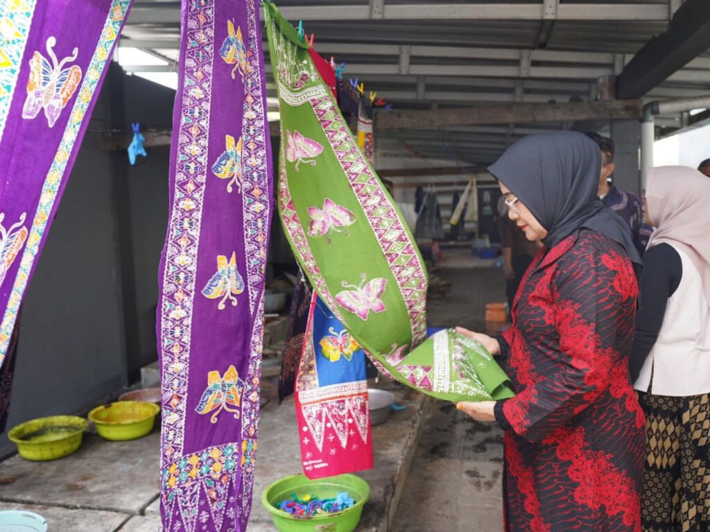 Plt. Ketua Dekranasda Koltim, Hijrahwati Yosep Sahaka, saat mengunjungi BBKB Kementerian Perindustrian di Yogyakarta.