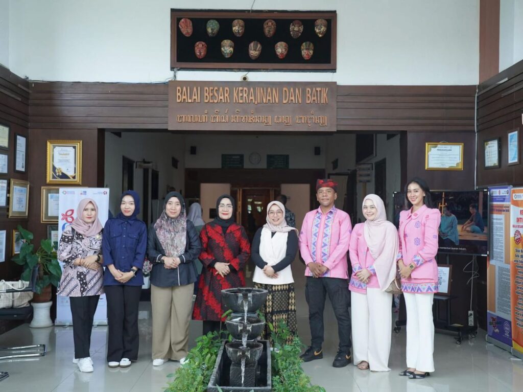 Plt. Ketua Dekranasda Koltim, Hijrahwati Yosep Sahaka, saat mengunjungi BBKB Kementerian Perindustrian di Yogyakarta.