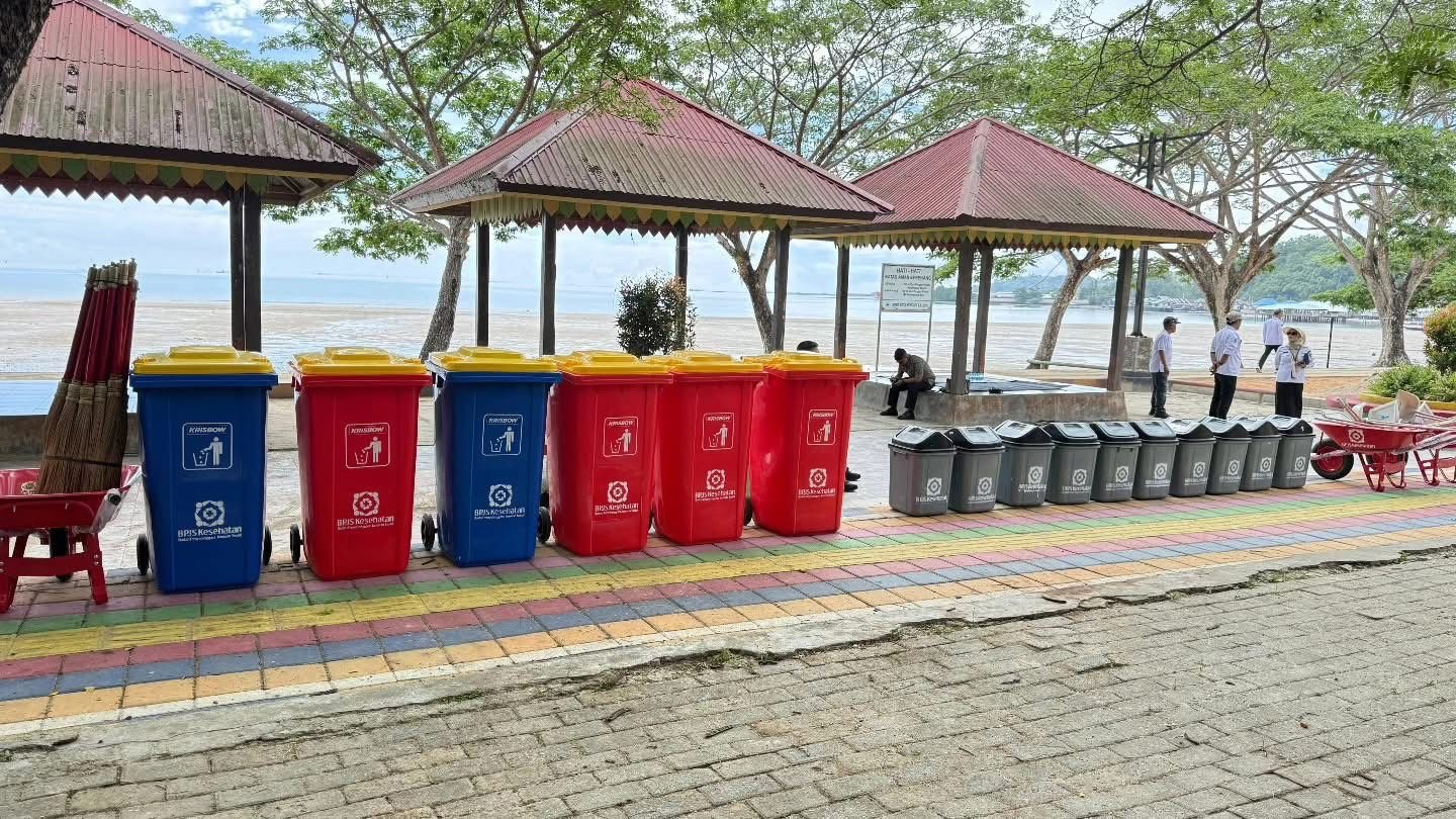 Pantai Nambo Terima Bantuan Alat Kebersihan Program OSR dari BPJS Kesehatan Pantai Nambo Terima Bantuan Alat Kebersihan Program OSR dari BPJS Kesehatan