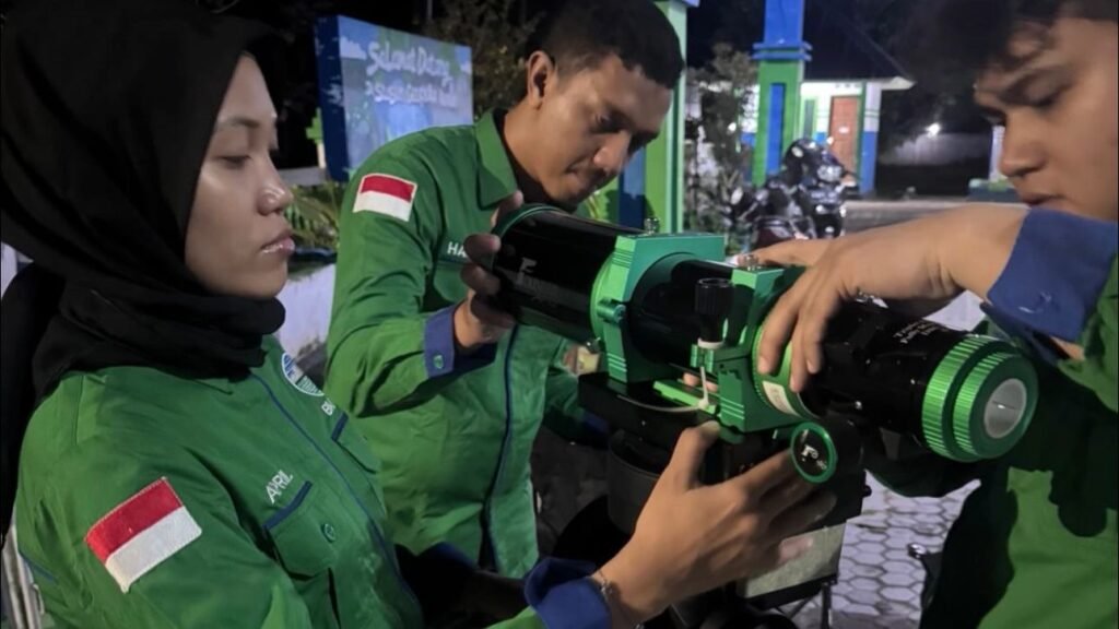 Stasiun Geofisika BMKG Kendari menyiapkan teleskop untuk memantau Gerhana Bulan Total.
