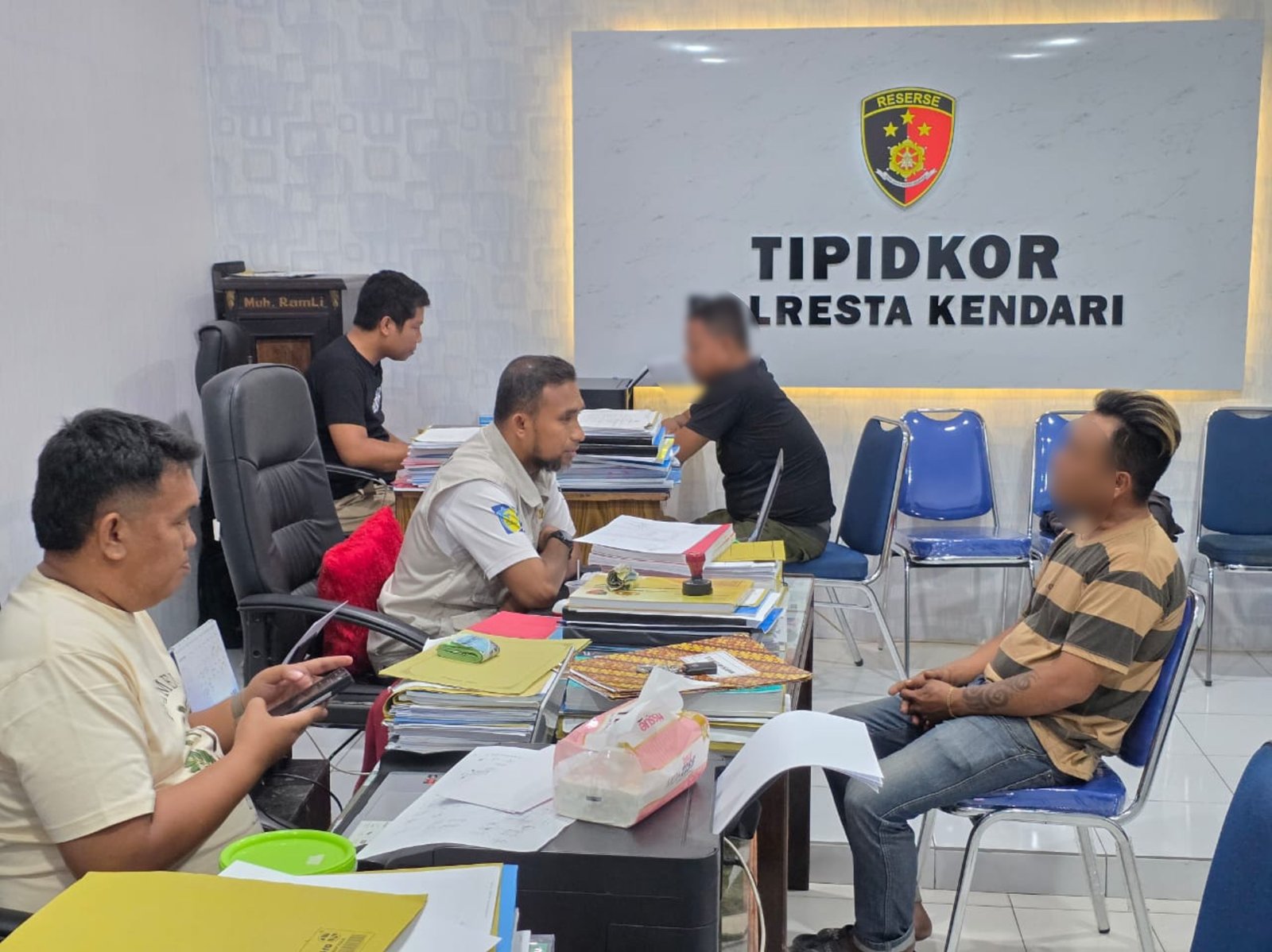 Pakai Karcis Kedaluwarsa, 2 Jukir Sekitar The Park Mall Kendari Ditangkap Polisi Pakai Karcis Kedaluwarsa, 2 Jukir Sekitar The Park Mall Kendari Ditangkap Polisi