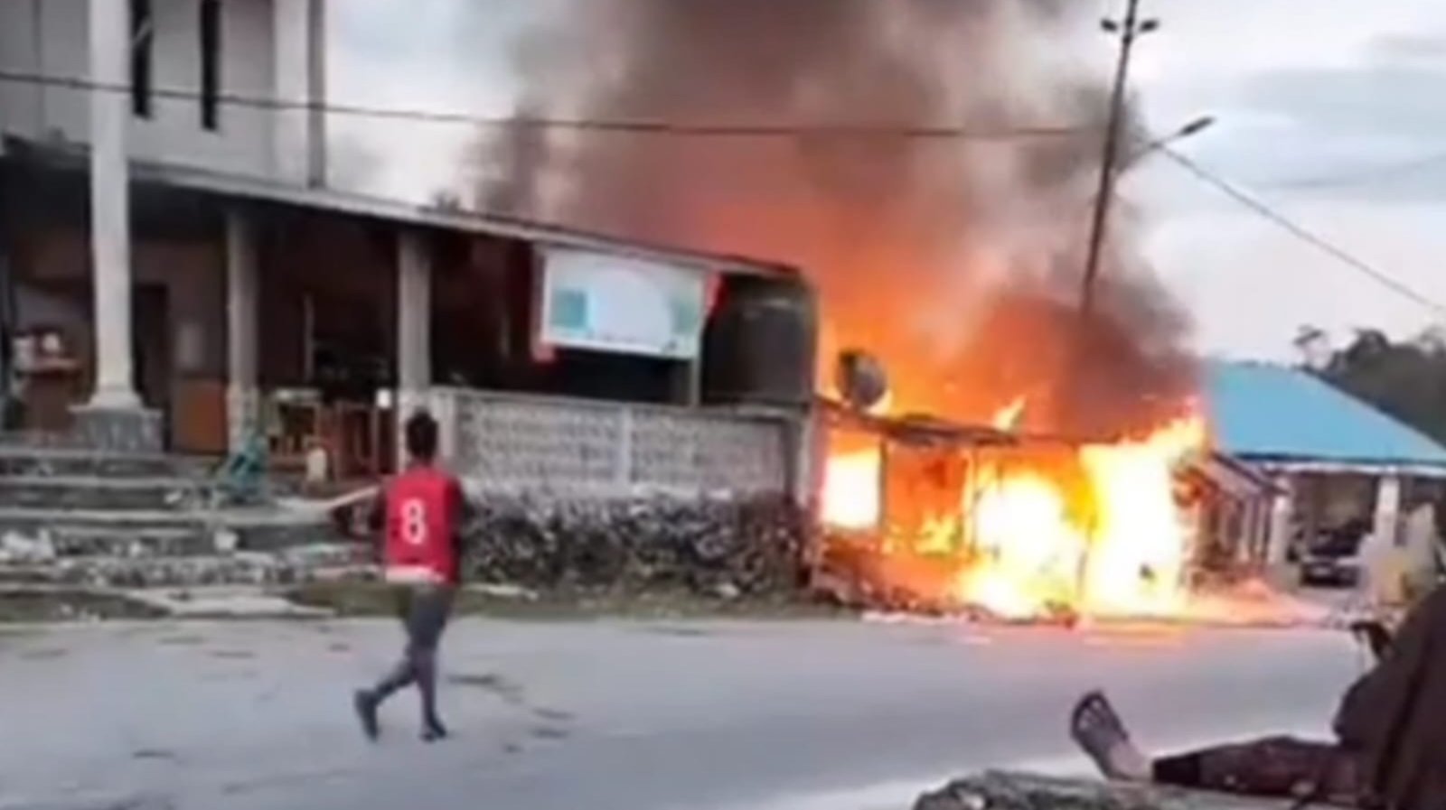 Aksi Heroik Pria di Buteng Selamatkan Bayi 10 Bulan yang Terjebak Kobaran Api Aksi Heroik Pria di Buteng Selamatkan Bayi 10 Bulan yang Terjebak Kobaran Api
