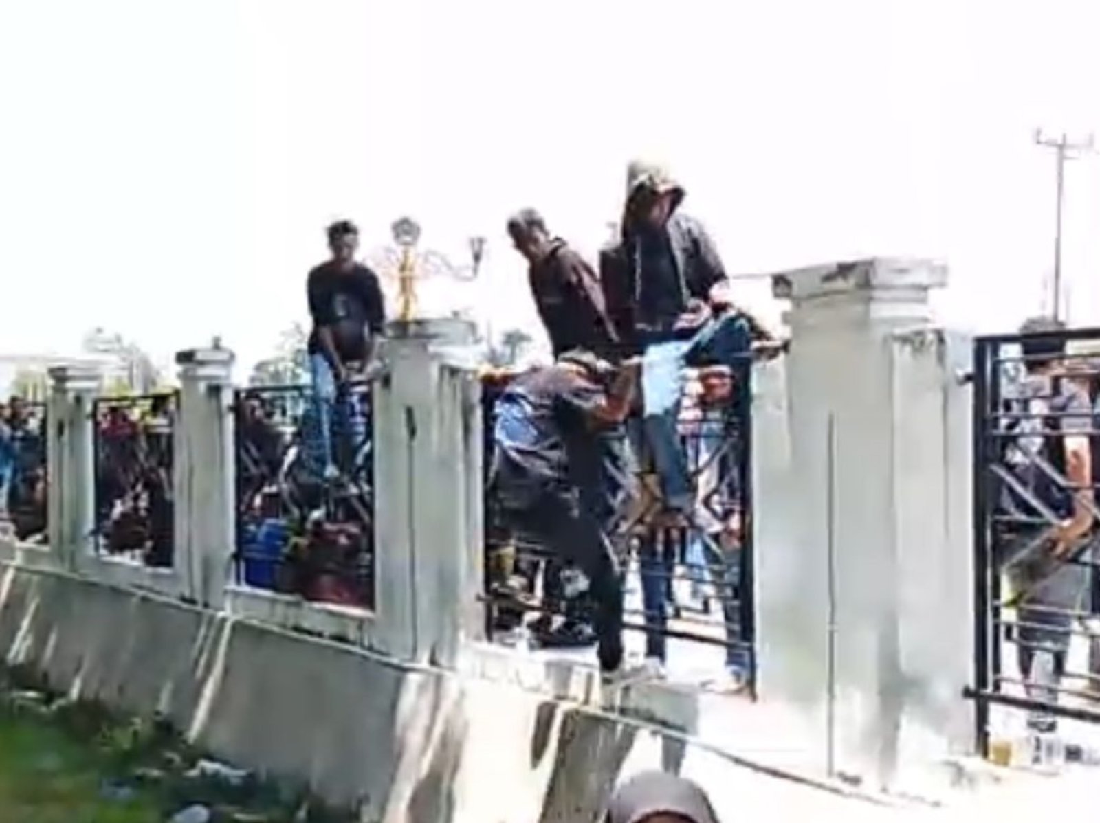 Aksi Warga Lalonona Panjat Pagar Kantor Bupati Konawe Suarakan Pencopotan Kades Aksi Warga Lalonona Panjat Pagar Kantor Bupati Konawe Suarakan Pencopotan Kades