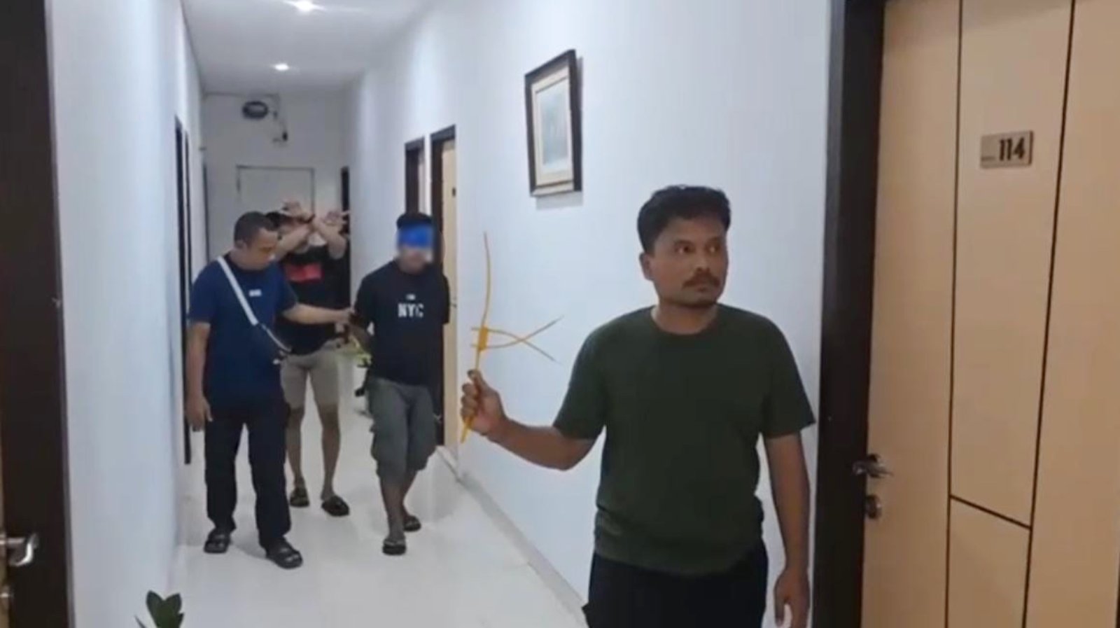 Buser 77 Tangkap Pelaku Pencurian Tas Lansia di Pasar Sentral Kendari dalam Kamar Hotel Buser 77 Tangkap Pelaku Pencurian Tas Lansia di Pasar Sentral Kendari dalam Kamar Hotel