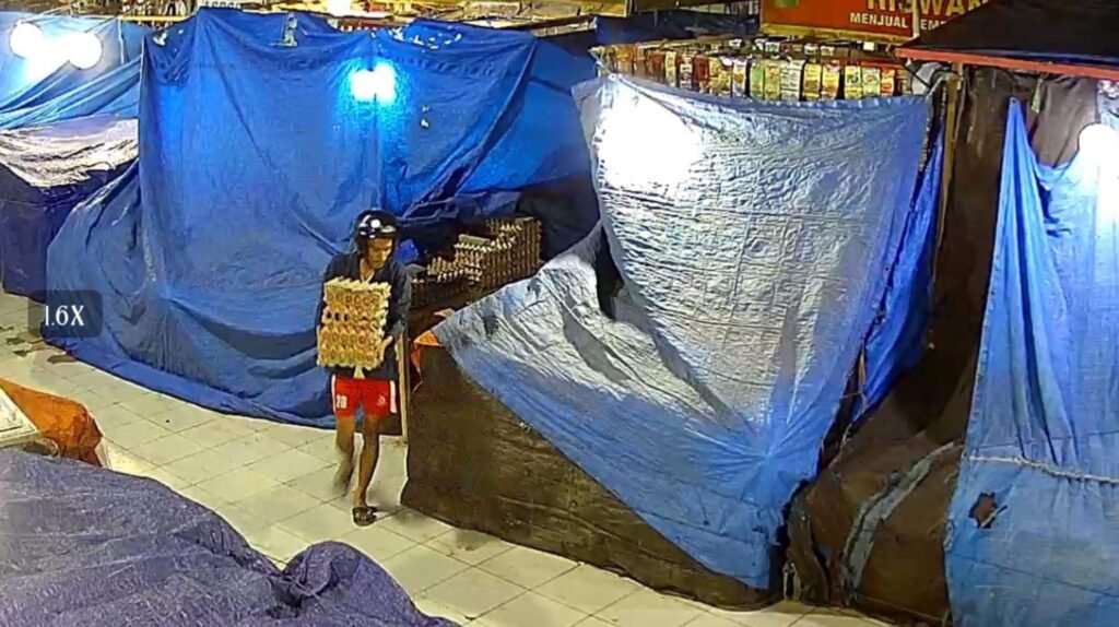 Maling terekam CCTV mencuri delapan rak telur di Pasar PKL Kelurahan Tobuuha, Kecamatan Puuwatu, Kota Kendari, Sulawesi Tenggara (Sultra).
