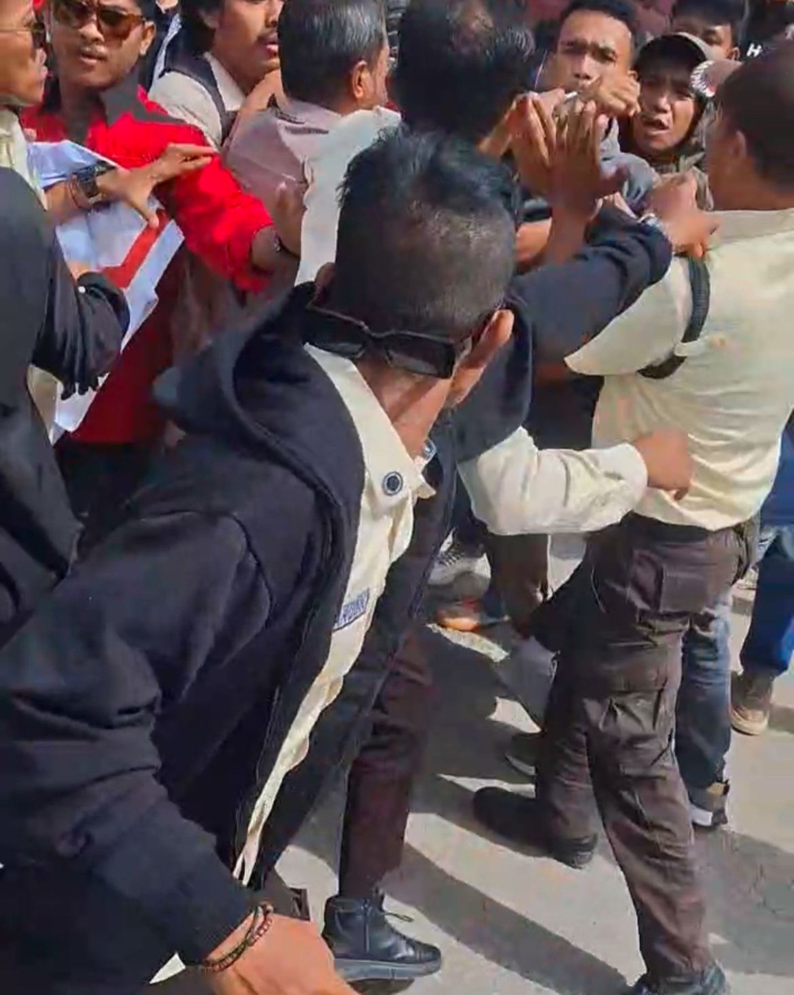 Demo Transparansi Anggaran UM Kendari, Mahasiswa dan Pengaman Kampus Nyaris Adu Jotos Demo Transparansi Anggaran UM Kendari, Mahasiswa dan Pengaman Kampus Nyaris Adu Jotos