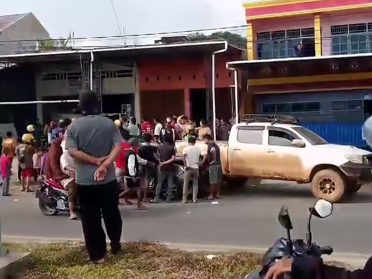 Mobil Sigra Tabrak Hilux Parkir di Kolaka, 5 Orang Luka-Luka Mobil Sigra Tabrak Hilux Parkir di Kolaka, 5 Orang Luka-Luka