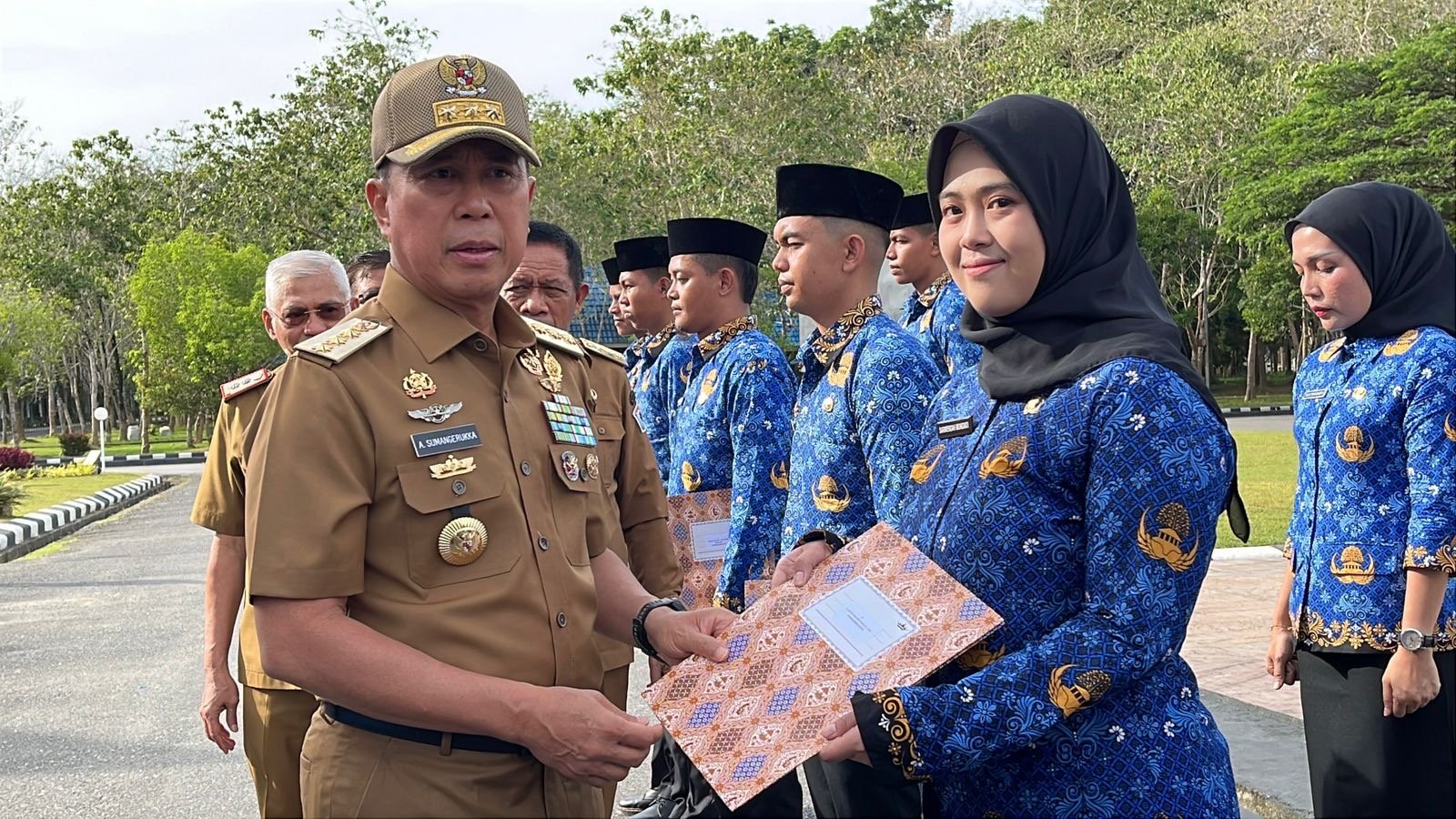 2.115 ASN Pemprov Sultra Dilantik, Gubernur Tekankan Integritas dan Etos Kerja 2.115 ASN Pemprov Sultra Dilantik, Gubernur Tekankan Integritas dan Etos Kerja