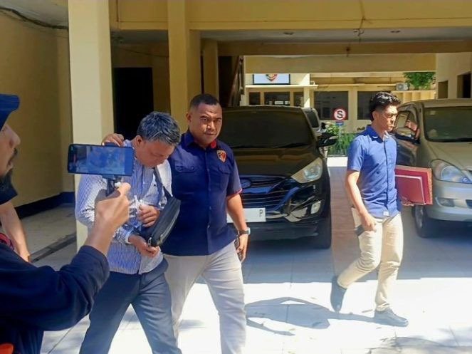 Terseret Kasus Penggelapan Dana Kompensasi Rp21 Juta, Berkas Kades Laonti Dilimpahkan ke Kejari Konsel Terseret Kasus Penggelapan Dana Kompensasi Rp21 Juta, Berkas Kades Laonti Dilimpahkan ke Kejari Konsel