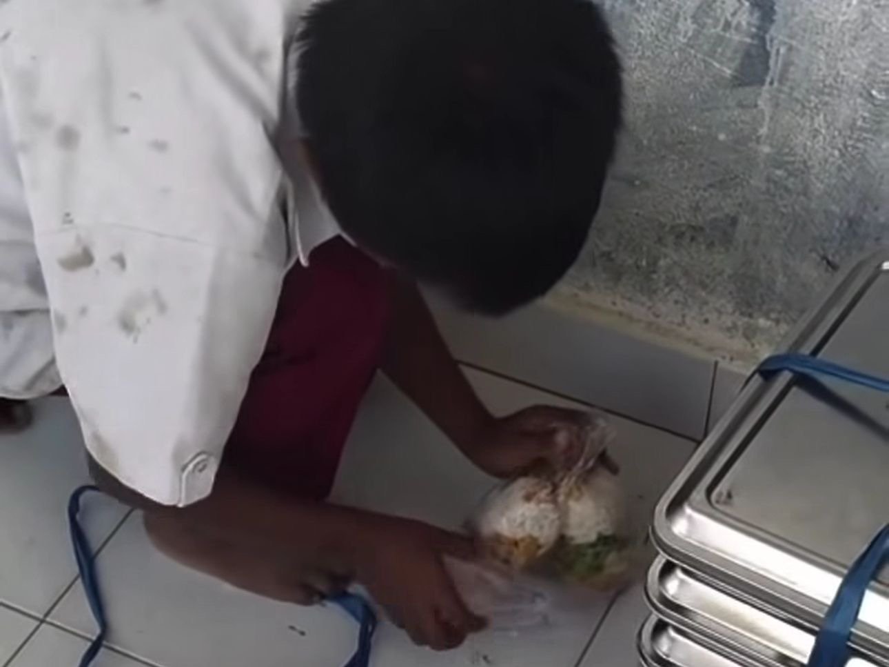 Viral Siswa SD di Koltim Pungut Sisa MBG, Dapat Bantuan Dinsos Viral Siswa SD di Koltim Pungut Sisa MBG, Dapat Bantuan Dinsos