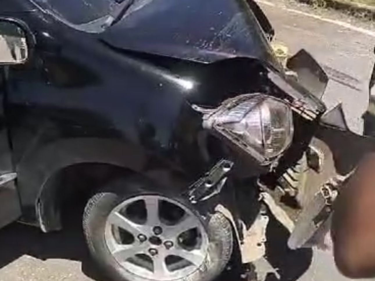 Mobil Tabrak Tiang Lampu Jalan di Konawe, Pengemudi PNS Patah Kaki Mobil Tabrak Tiang Lampu Jalan di Konawe, Pengemudi PNS Patah Kaki