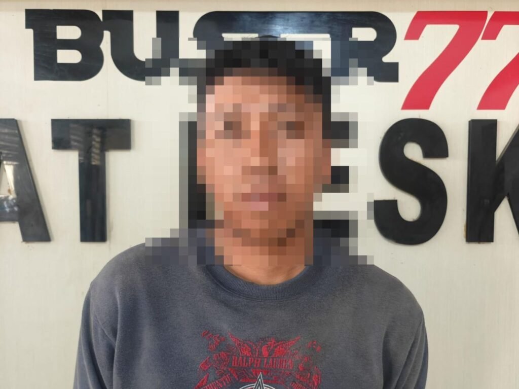 Pelaku pemerkosaan berinisial M (27) terhadap anak di bawah umur saat diamankan di Polresta Kendari.