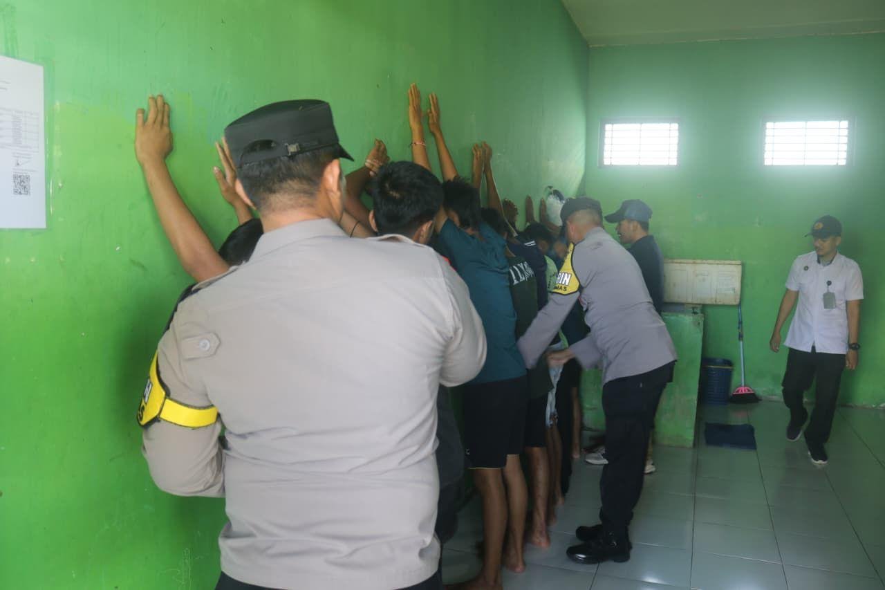 Razia Gabungan LPKA Kendari Tak Temukan Barang Terlarang di Kamar Anak Razia Gabungan LPKA Kendari Tak Temukan Barang Terlarang di Kamar Anak