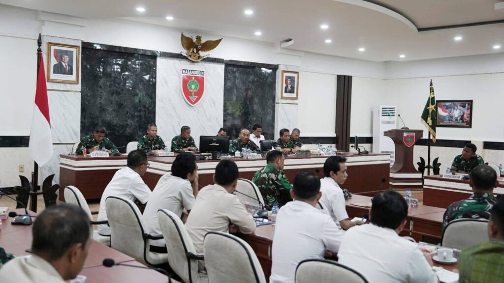 Rapat pemaparan rencana TMMD Kolaka Timur di Markas Kodam Hasanuddin, Makassar, Sulawesi Selatan (Sulsel).