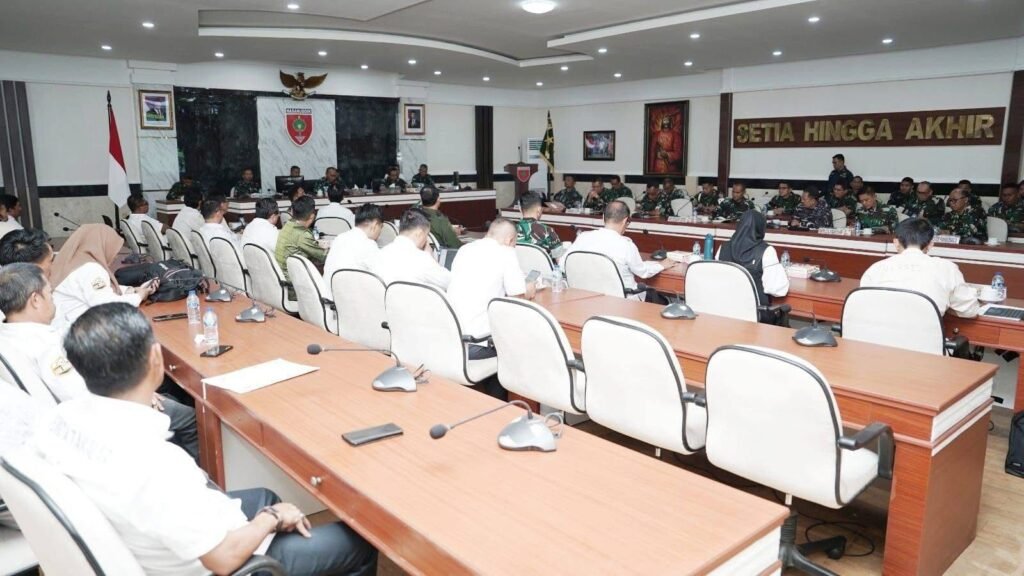 Rapat pemaparan rencana TMMD Kolaka Timur di Markas Kodam Hasanuddin, Makassar, Sulawesi Selatan (Sulsel).