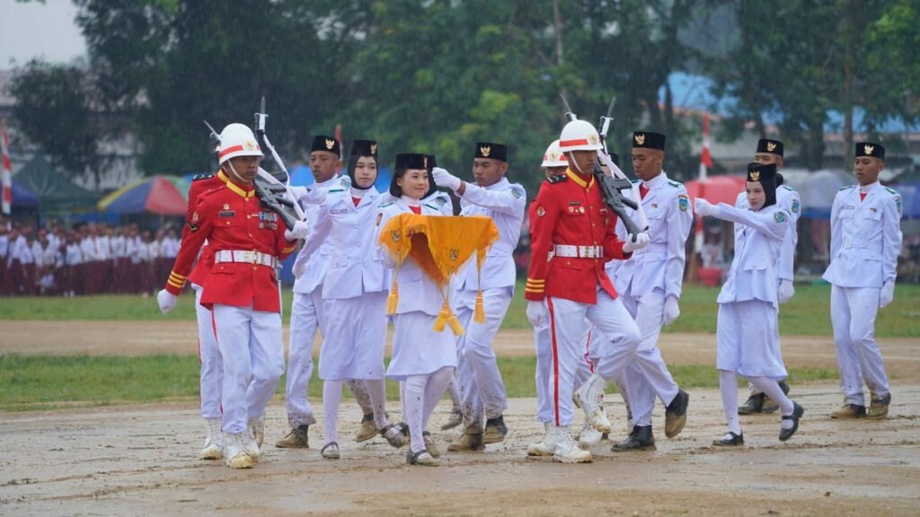 Anggota Paskibraka saat mengibarkan bendera merah putih pada upacara peringatan HUT ke-80 RI di Kolaka Timur.
