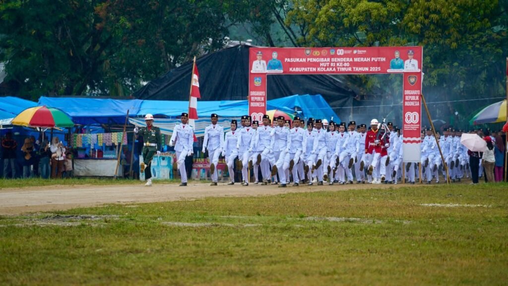 Anggota Paskibraka saat mengibarkan bendera merah putih pada upacara peringatan HUT ke-80 RI di Kolaka Timur.