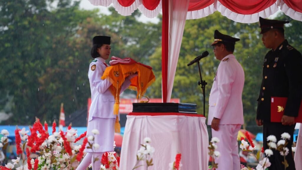 Anggota Paskibraka saat mengibarkan bendera merah putih pada upacara peringatan HUT ke-80 RI di Kolaka Timur.
