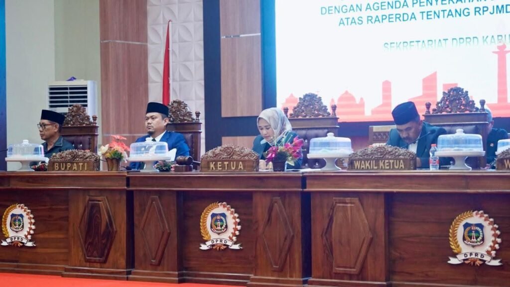 Rapat paripurna penyerahan RPJMD Tahun 2025 di Gedung DPRD Koltim.