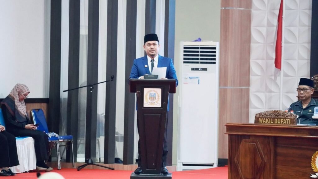 Bupati Koltim, Abd Azis saat mengikuti rapat paripurna penyerahan RPJMD Tahun 2025 di Gedung DPRD Koltim.