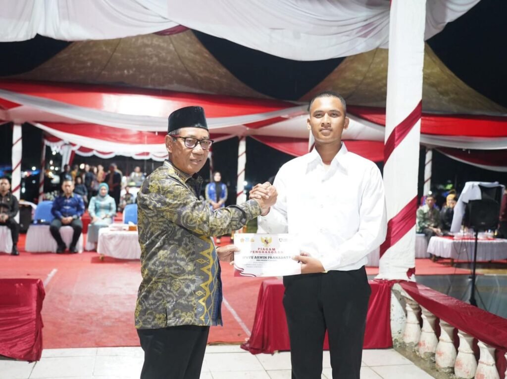 Plt. Bupati Koltim, Yosep Sahaka saat memberikan piagam penghargaan kepada salah satu purna paskibraka.