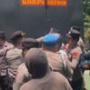 Demo di PN Kendari Memanas Dipicu Ban Bakar Dipadamkan, Warga Tapak Kuda Tolak Konstatering