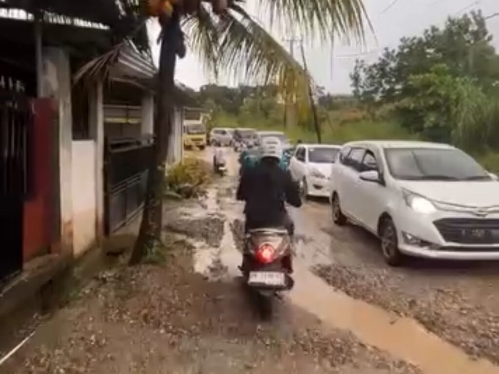 Pengendara mobil dan motor melintasi Lorong Adem, Kelurahan Lepolepo, Kecamatan, Kecamatan Baruga, Kota Kendari.
