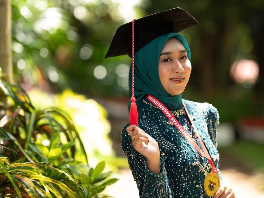 Mahasiswi asal Kendari Jadi Wisudawan Tercepat dan Terbaik di Unhas dengan IPK 3,91 Mahasiswi asal Kendari Jadi Wisudawan Tercepat dan Terbaik di Unhas dengan IPK 3,91