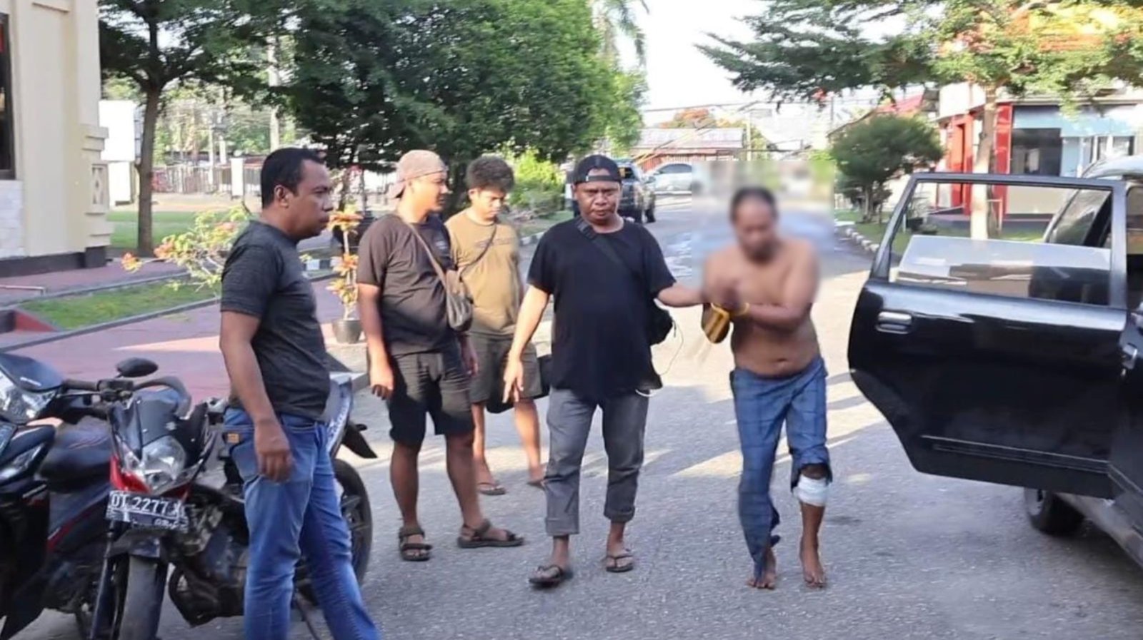 Melawan saat Ditangkap, Pelaku Utama Pembegal Wanita Prancis di Kendari Dihadiahi Timas Panas Melawan saat Ditangkap, Pelaku Utama Pembegal Wanita Prancis di Kendari Dihadiahi Timas Panas