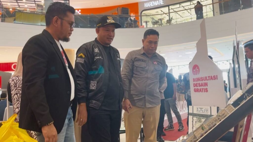 Wakil Wali Kota Kendari, Sudirman (pakai topi) saat menghadiri kegiatan Rapat Kerja Provinsi (Rakerprov) Ikatan Arsitek Indonesia (IAI) Sulawesi Tenggara (Sultra) 2025 di The Park Mall Kendari.