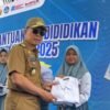 SMAN 2 Kendari Terima Bantuan Seragam dan 10 Smart Board dari Pemprov Sultra