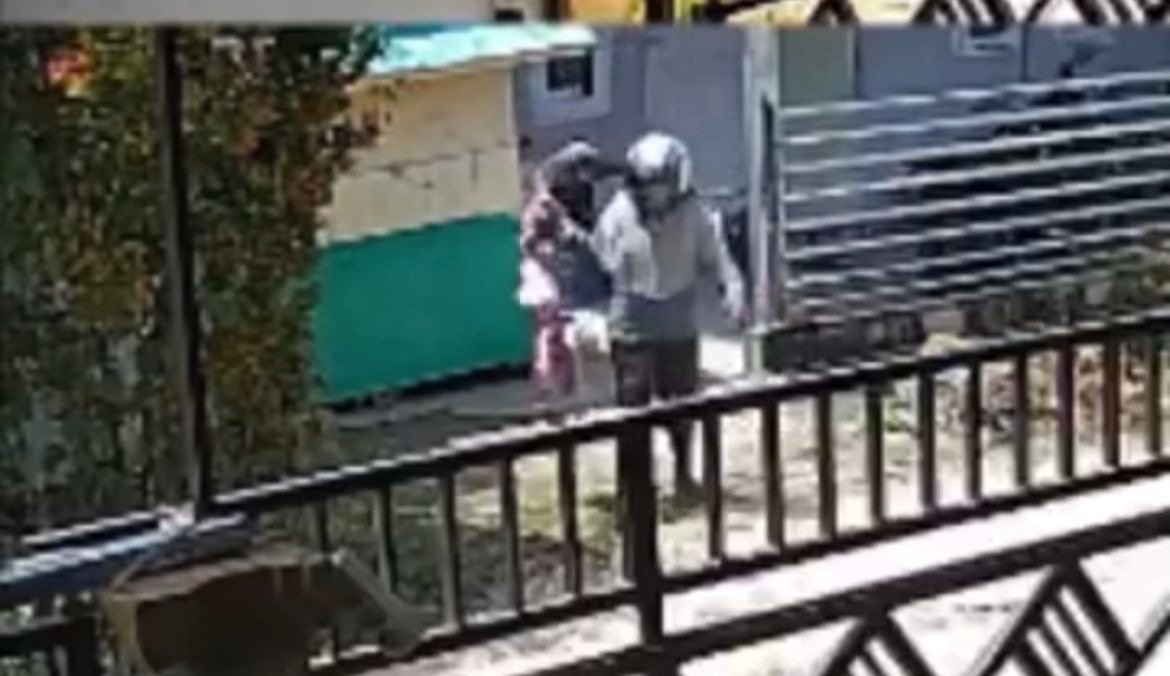 Pemulung Wanita Terekam CCTV Ambil Sepeda di Perumahan Baruga, Kendari Pemulung Wanita Terekam CCTV Ambil Sepeda di Perumahan Baruga, Kendari