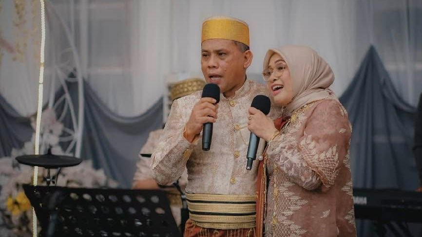 Kepala Dinas (Kadis) Pariwisata dan Kebudayaan Kabupaten Buton Utara (Butur), Waode Ernawati Asman bersama Sekretaris Daerah (Sekda) Butur, Muhammad Hardhy Muslim.